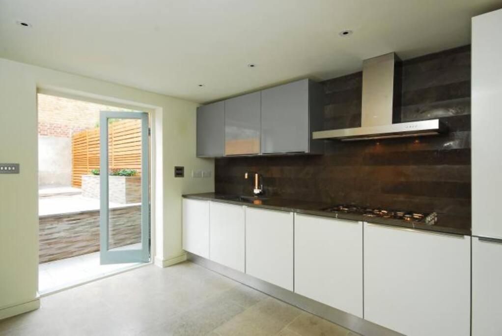 Quintessential Town House Close To Central London Exterior foto